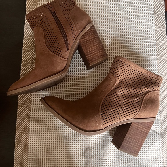 Universal Thread chunky heel boot - Picture 2 of 3